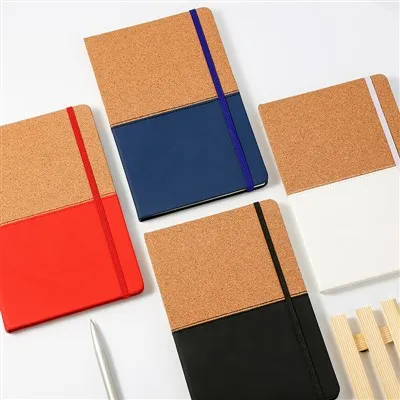 Коричневый кожаный блокнот